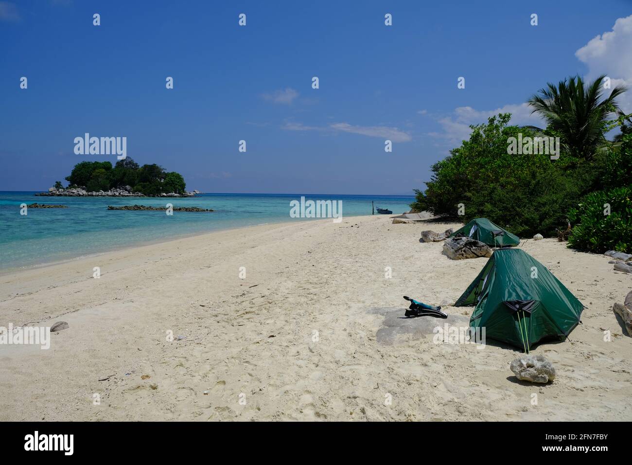 Indonesien Anambas-Inseln - Telaga Island Camping am Strand Stockfoto