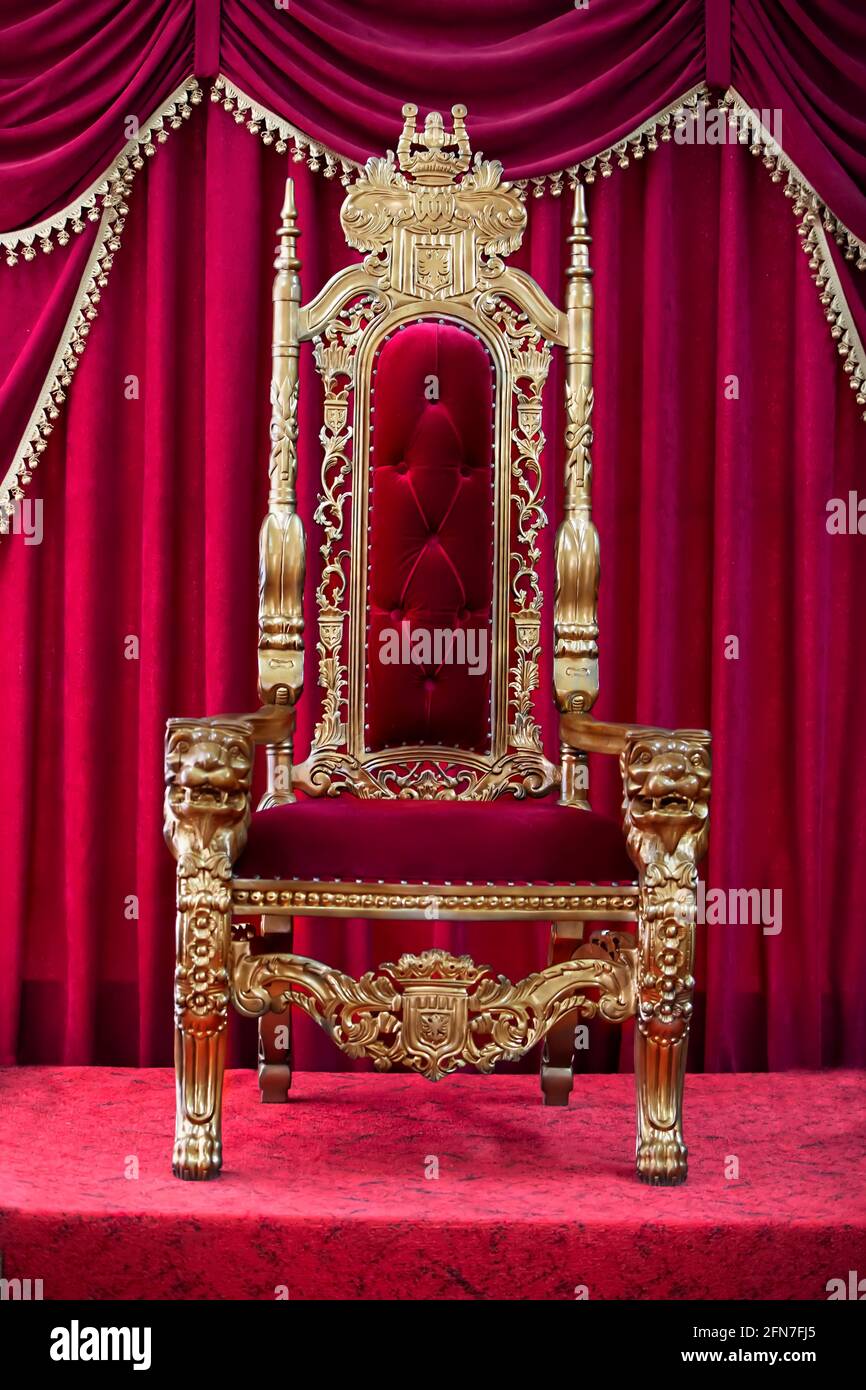 Red Royal Stuhl, auf dem Hintergrund der roten Vorhängen. Platz für den  König. Thron Stockfotografie - Alamy