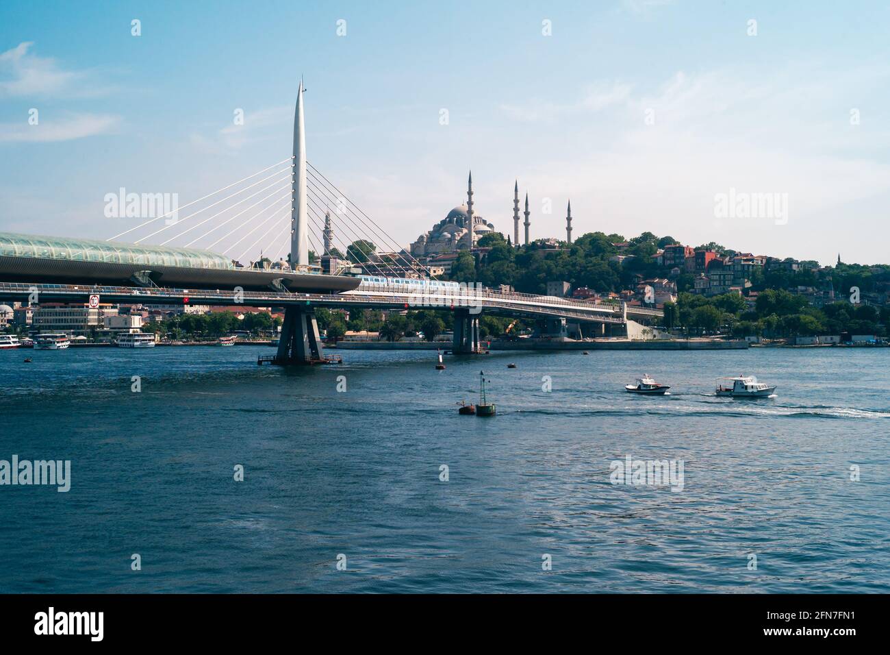 Istanbul, Türkei - Juni 8 2014: Golden Horn Metro Bridge oder Halic Metro Koprusu, eine Brücke mit Kabelsendern Stockfoto