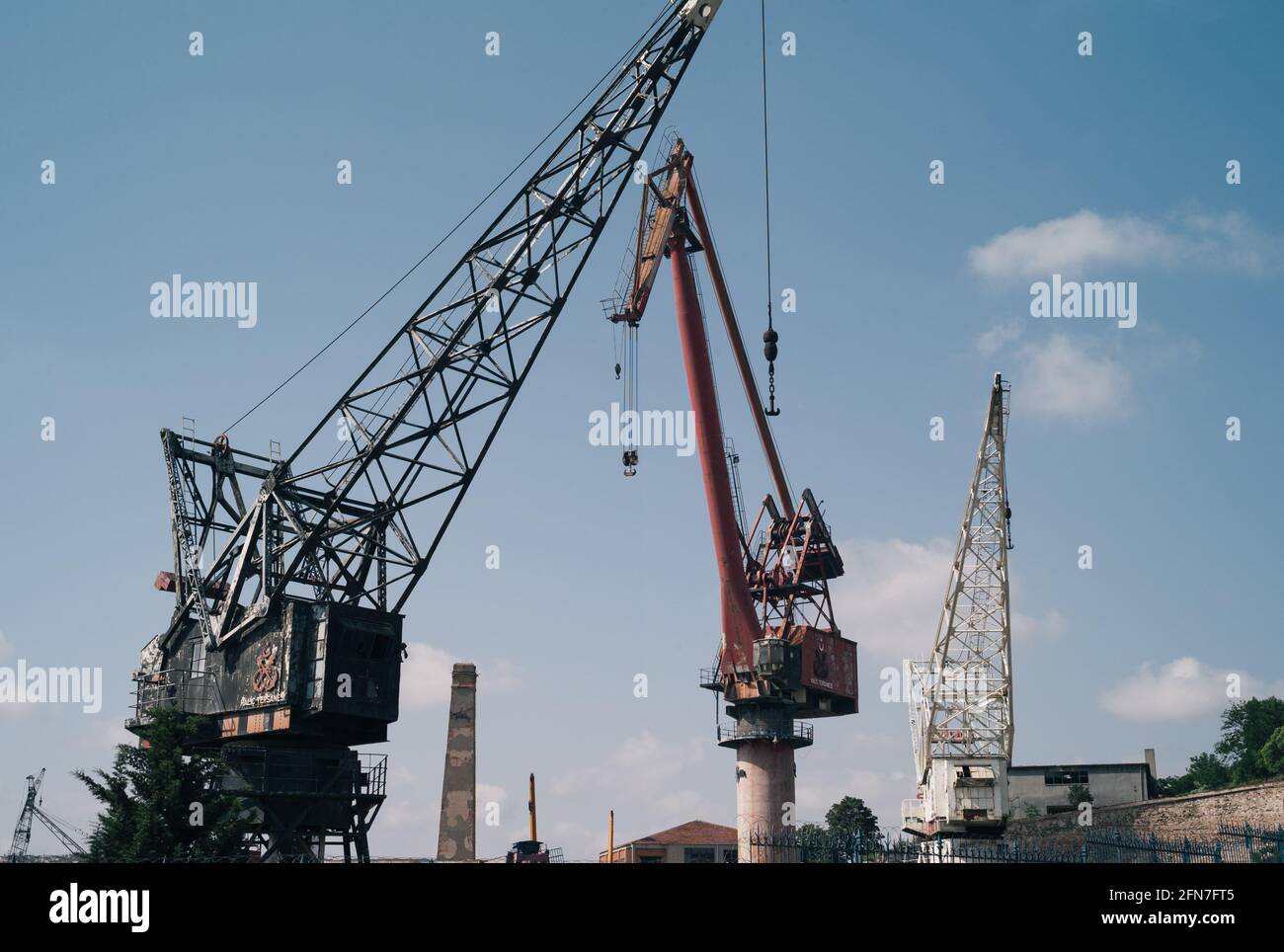 Istanbul, Türkei - Juni 8 2021: Halic Tersanesi Werft mit Kranen am Goldenen Horn. Stockfoto