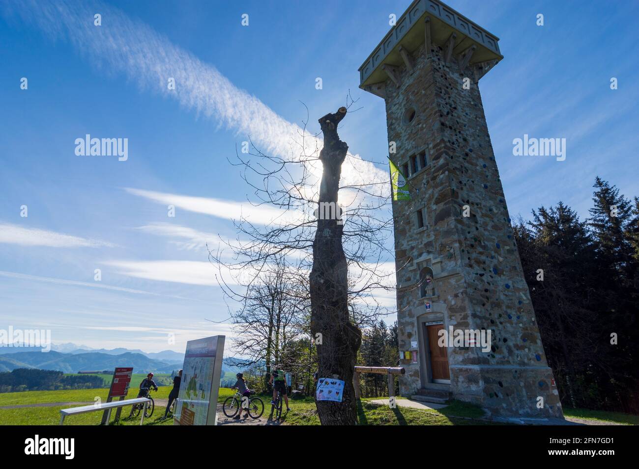 Weistrach: Plattenberg, Aussichtsturm Kaiserin Elisabeth Turm, Radfahrer in Mostviertel, Niederösterreich, Niederösterreich, Österreich Stockfoto
