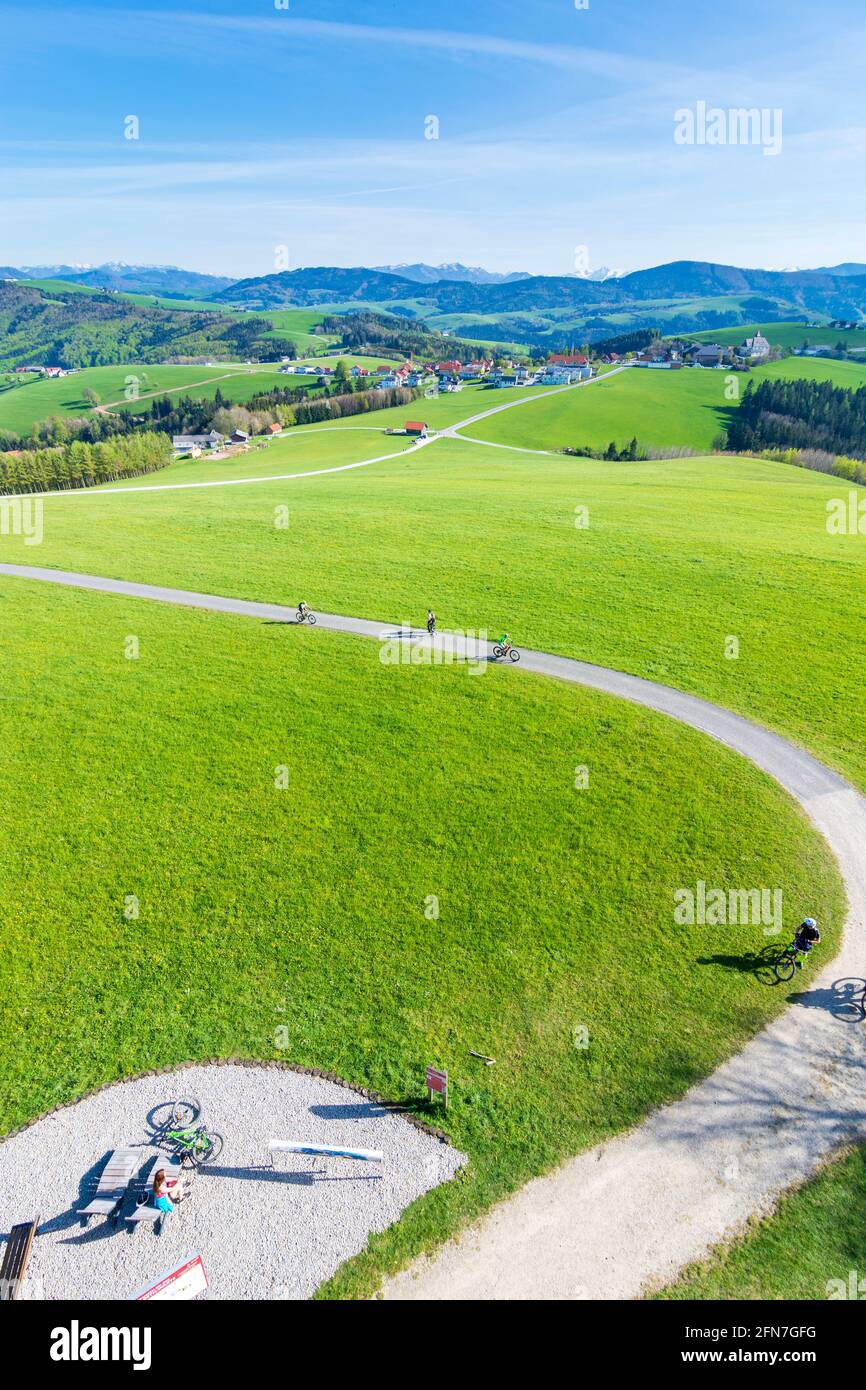 St. Peter in der Au: Radfahrer auf dem Plattenberg, Blick auf das Dorf Kürnberg im Mostviertels, Niederösterreich, Niederösterreich, Österreich Stockfoto