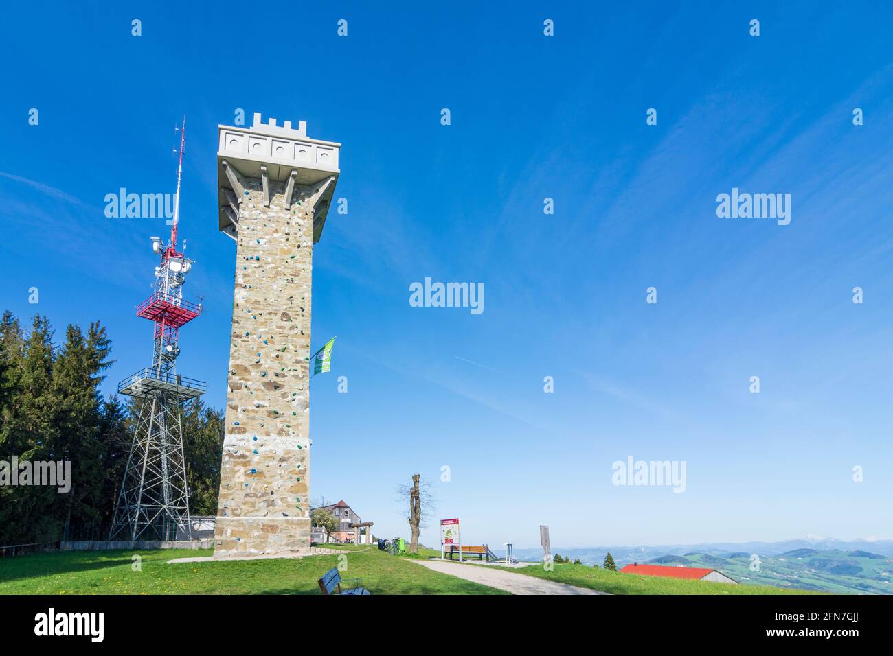 Weistrach: Plattenberg, Aussichtsturm Kaiserin Elisabeth Turm, Radfahrer, Übertragungsturm im Mostviertels, Niederösterreich, Unteraustr Stockfoto