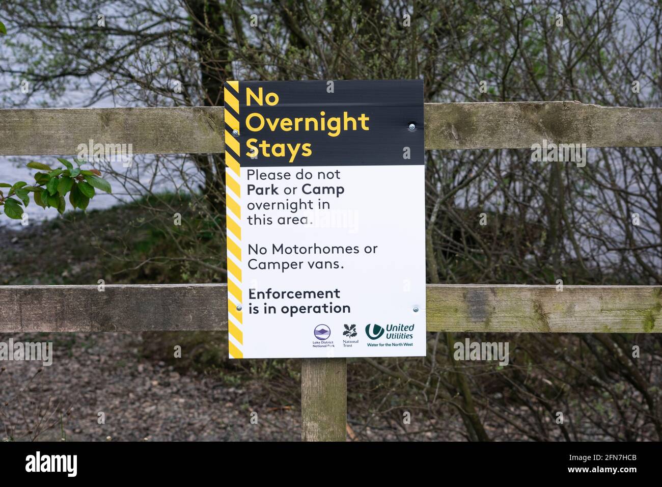 Keine Übernachtungen oder Camping-Schild in der Nähe von Ullswater, Lake District, Cumbria Stockfoto