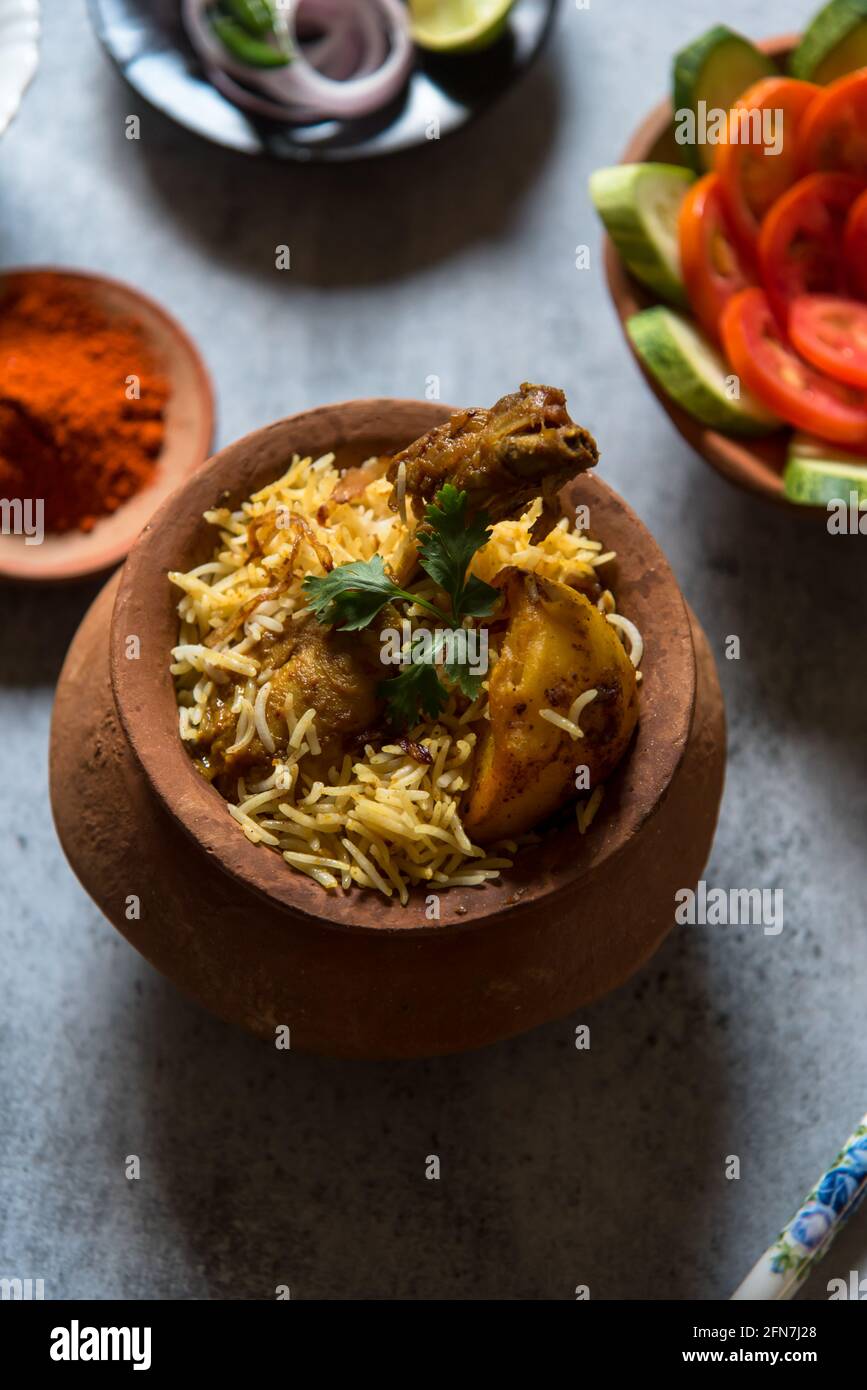Indisches Essen biryani oder gekochter Reis Hintergrund. Nahaufnahme, selektiver Fokus. Stockfoto