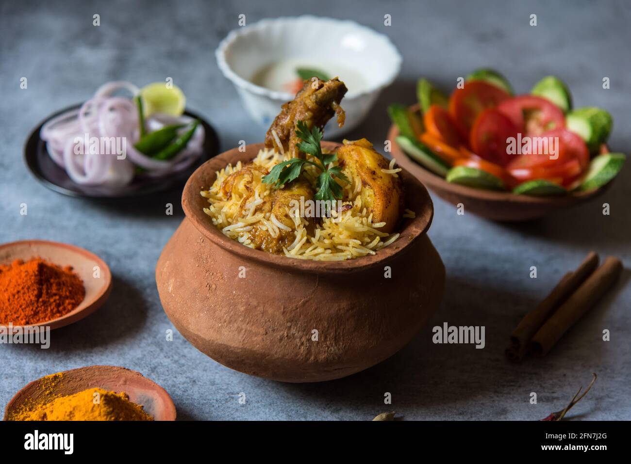 Mughlai Cuisine dum biryani oder Reis mit indischen Gewürzen und Fleisch gekocht. Draufsicht. Stockfoto