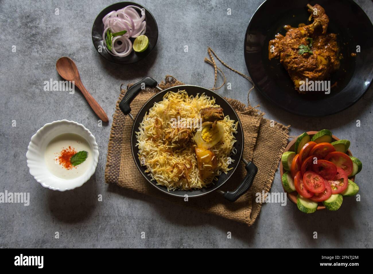 Mughlai Cuisine dum biryani oder Reis mit indischen Gewürzen und Fleisch gekocht. Blick von oben. Stockfoto
