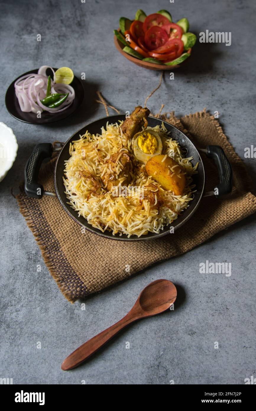 Indische Mughlai Küche Dum biryani oder Reis mit indischen Gewürzen und Fleisch gekocht. Draufsicht. Stockfoto