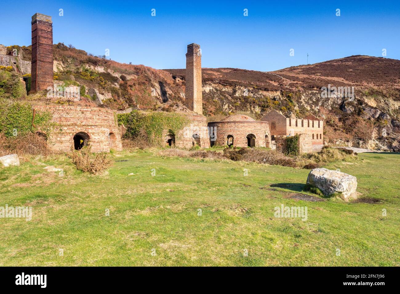 Die verödnisene Ziegelei in Porth Wen an der Nordküste von Anglesey. Stockfoto