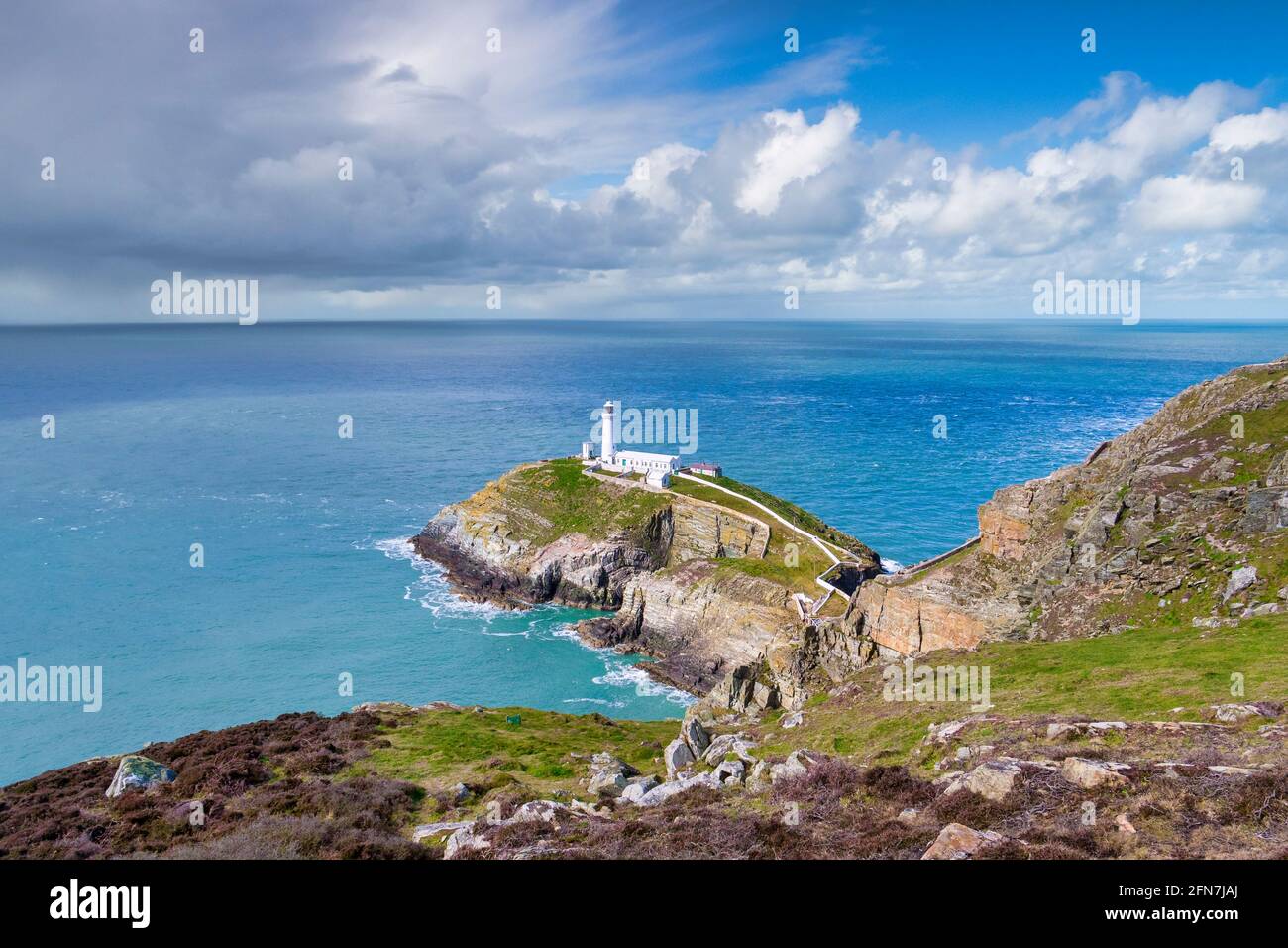 South Stack Lighthouse, Anglesey, bei Sonnenschein, aber mit gemischtem Wetter auf See. Stockfoto