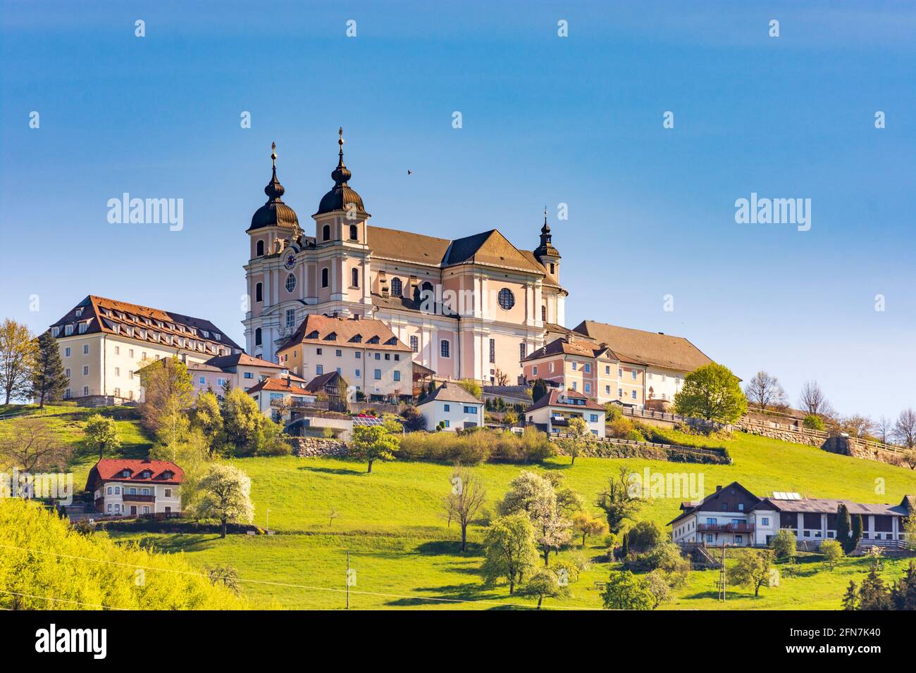 Sonntagberg: Sonntagberg Basilika, blühende Birnenbäume in Mostviertel, Niederösterreich, Niederösterreich, Österreich Stockfoto