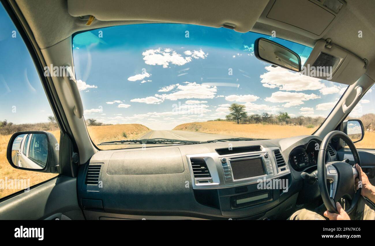 Reise-Landschaft aus einem Auto-Cockpit - Konzept des Abenteuers Fahrt auf der Straße zu exklusiven Zielen - Fisheye Blick Auf Wüstenstraße und Wolkenlandschaft Stockfoto
