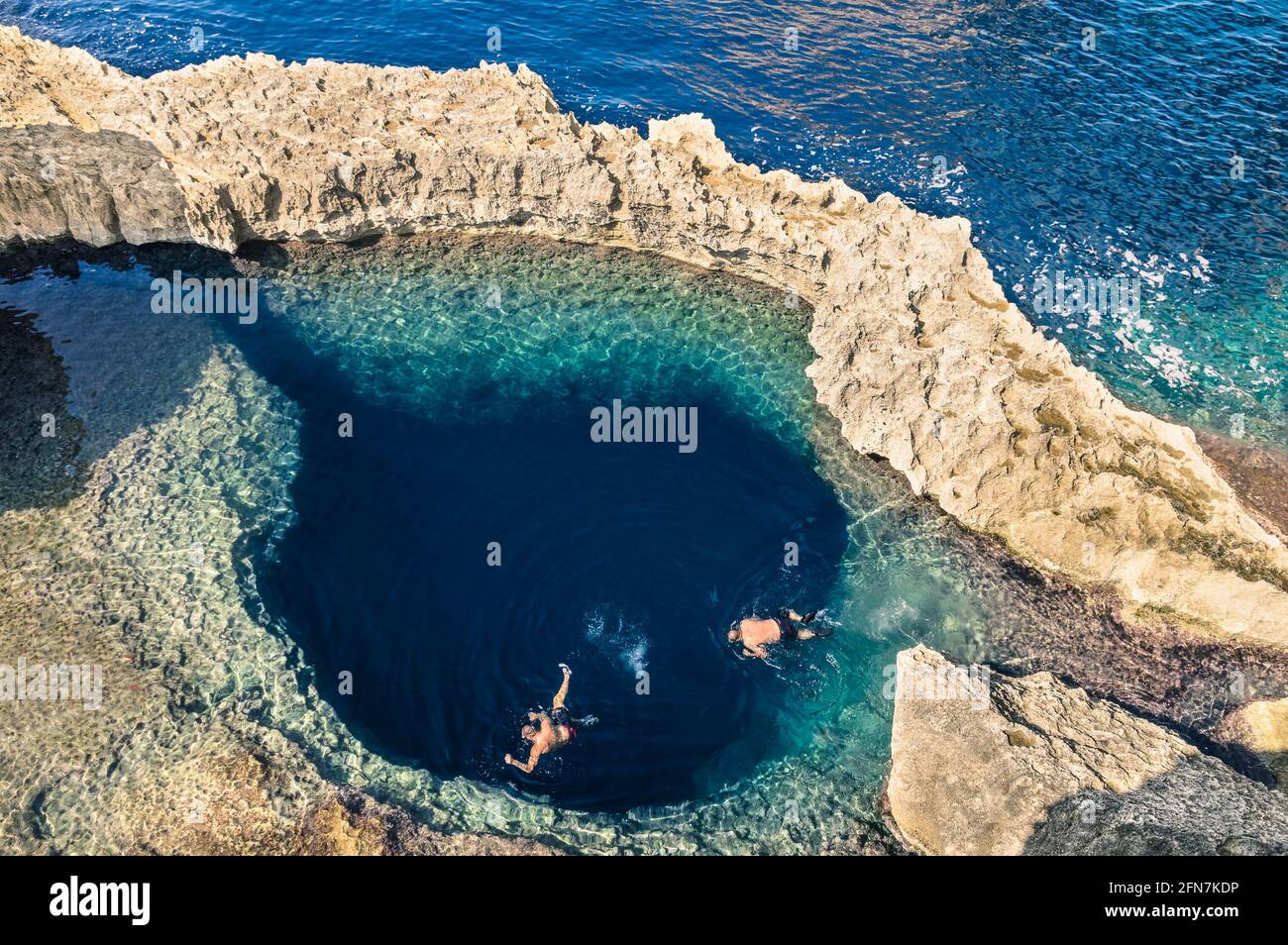 Tiefblaues Loch am weltberühmten Azure Window in Insel Gozo - mediterrane Naturwunder im wunderschönen Malta Stockfoto