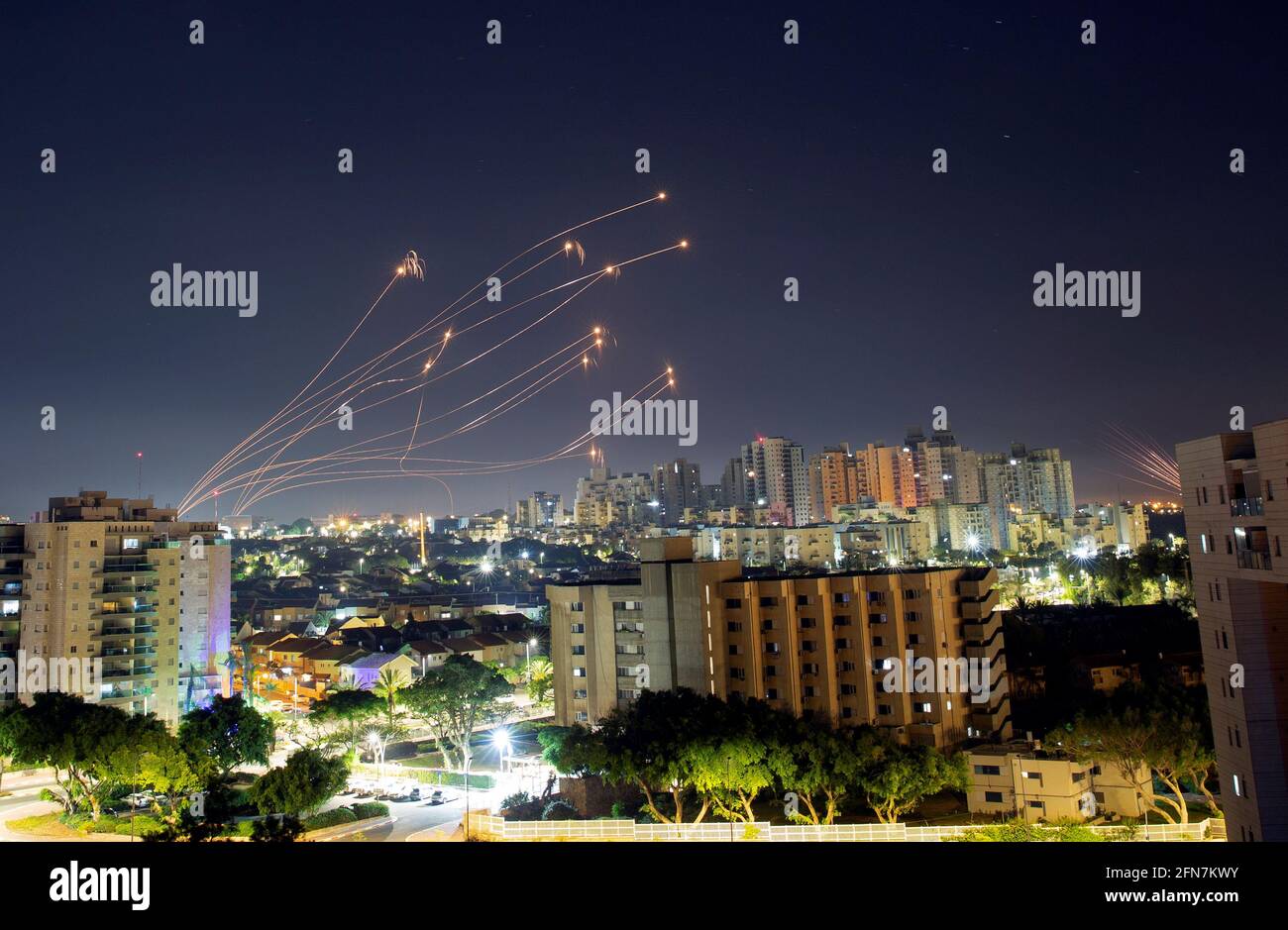 Von Aschkelon aus werden Lichtstreifen gesehen, während das israelische Raketenabwehrsystem Iron Dome Raketen abfängt, die vom Gazastreifen auf Israel abgeschossen wurden, 15. Mai 2021. REUTERS/Amir Cohen Stockfoto