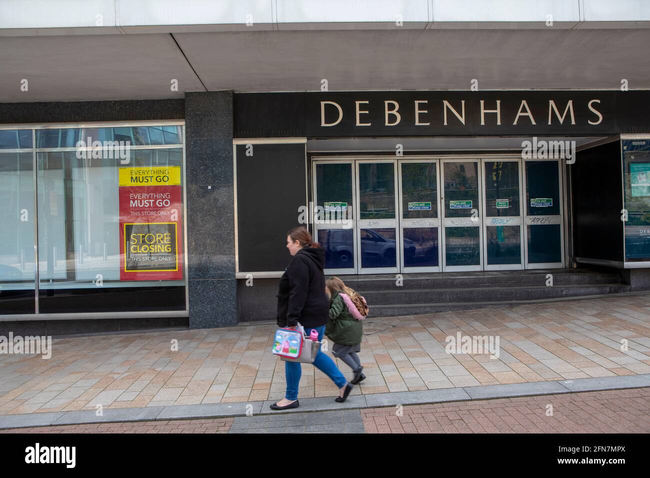 Debenhams Kaufhäuser, die am Samstag, 15. Mai 2021, geschlossen werden. Sheffield City Centre, das derzeit saniert wird, aber bereits mehrere Kaufhäuser geschlossen hat. Viele befinden sich seit vielen Jahren im Stadtzentrum. Nämlich John Lewis (Formely Cole Brothers), Debenhams, Atkinsons und TJ Hugh. Stockfoto