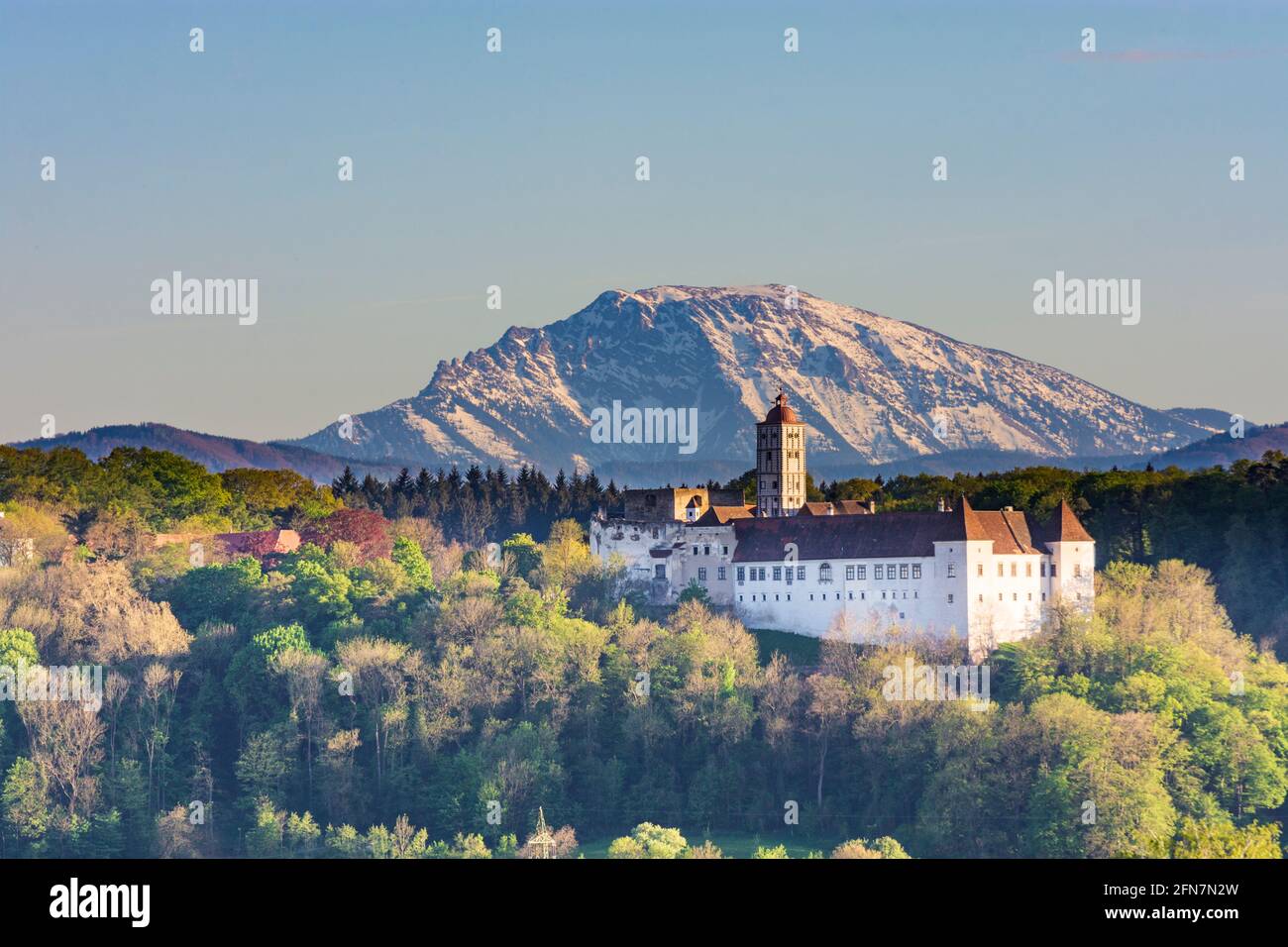 Schollach: Schloss Schallaburg, Berg Ötscher, am Föhnwindtag in Mostviertel, Niederösterreich, Niederösterreich, Österreich Stockfoto