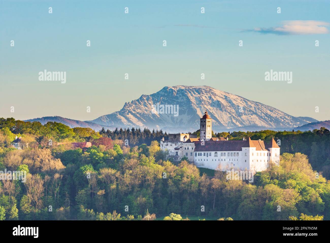 Schollach: Schloss Schallaburg, Berg Ötscher, am Föhnwindtag in Mostviertel, Niederösterreich, Niederösterreich, Österreich Stockfoto