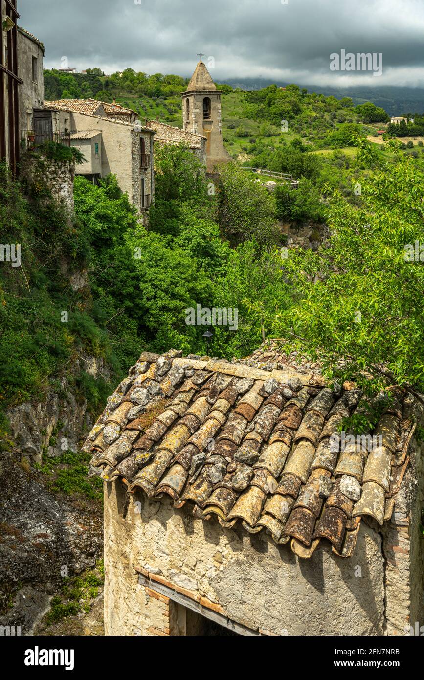 Berglandschaft des kleinen mittelalterlichen Dorfes Corvara. Zerstörte Häuser nach dem Erdbeben. Corvara, Provinz Pescara, Abruzzen, Italien, Europa Stockfoto