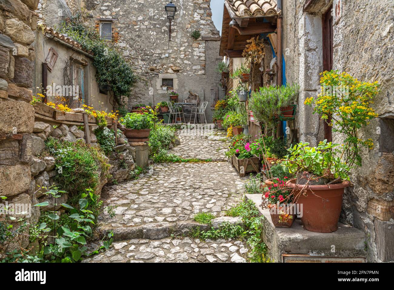 Geschlossene Gasse mit Steinpflaster, alten Häusern und Trockenmauern. Corvara, Provinz Pescara, Abruzzen, Italien, Europa Stockfoto