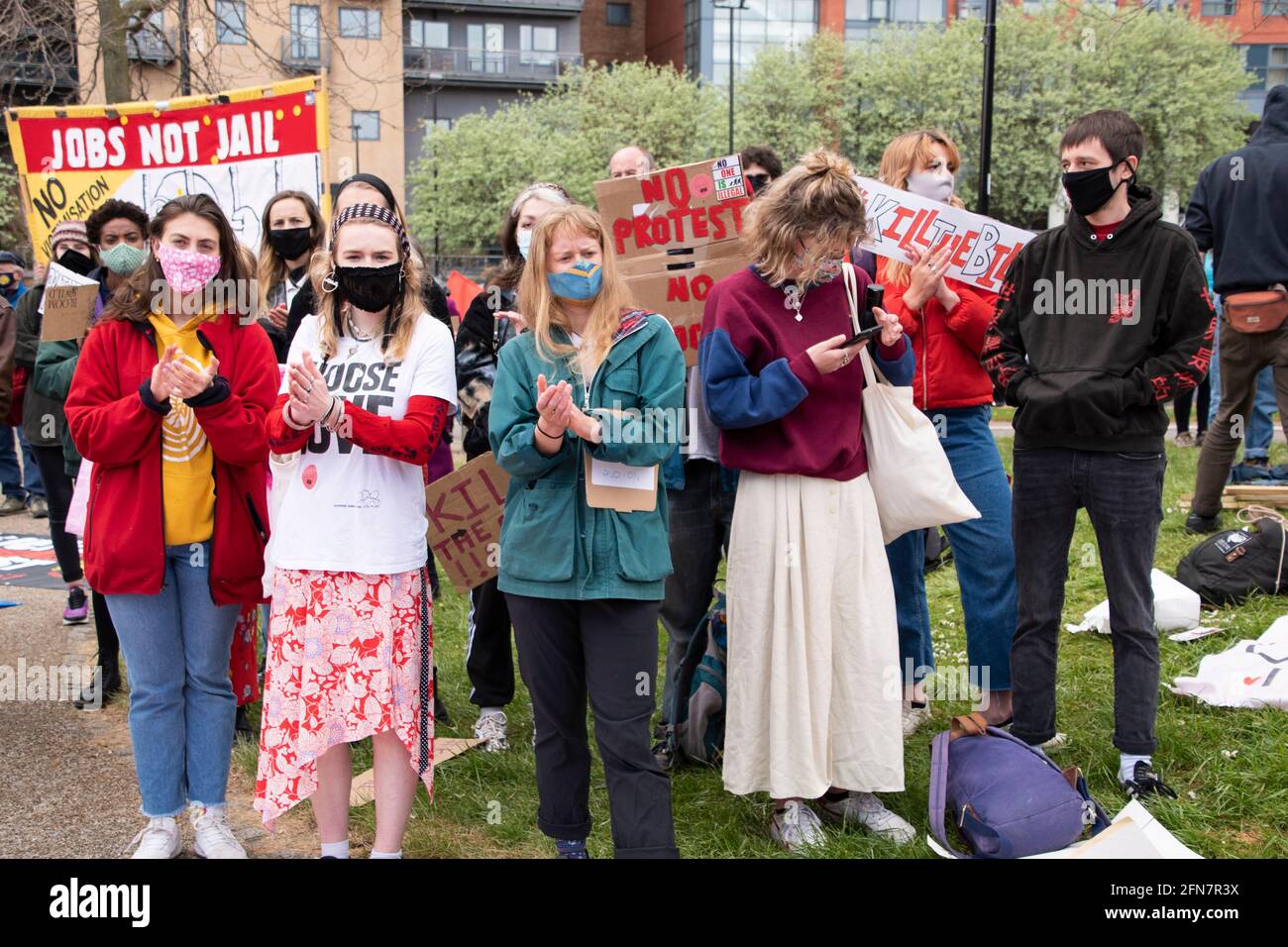 Sheffield, Großbritannien: 1. Mai 2021: Demonstranten applaudieren dem Redner beim Internationalen Tag der Arbeiter und töten den Bill-Protest, Devonshire Green Stockfoto