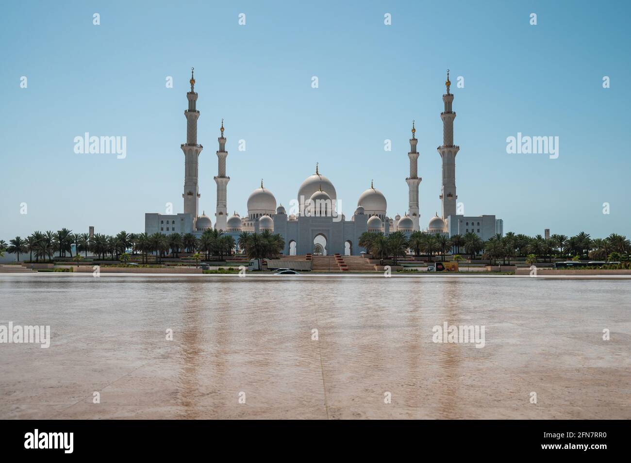 Panoramablick auf die große Moschee von Sheikh Zayed in Abu Dhabi, Vereinigte Arabische Emirate an einem sonnigen Tag. Die große Moschee ist die drittgrößte Moschee der Welt Stockfoto