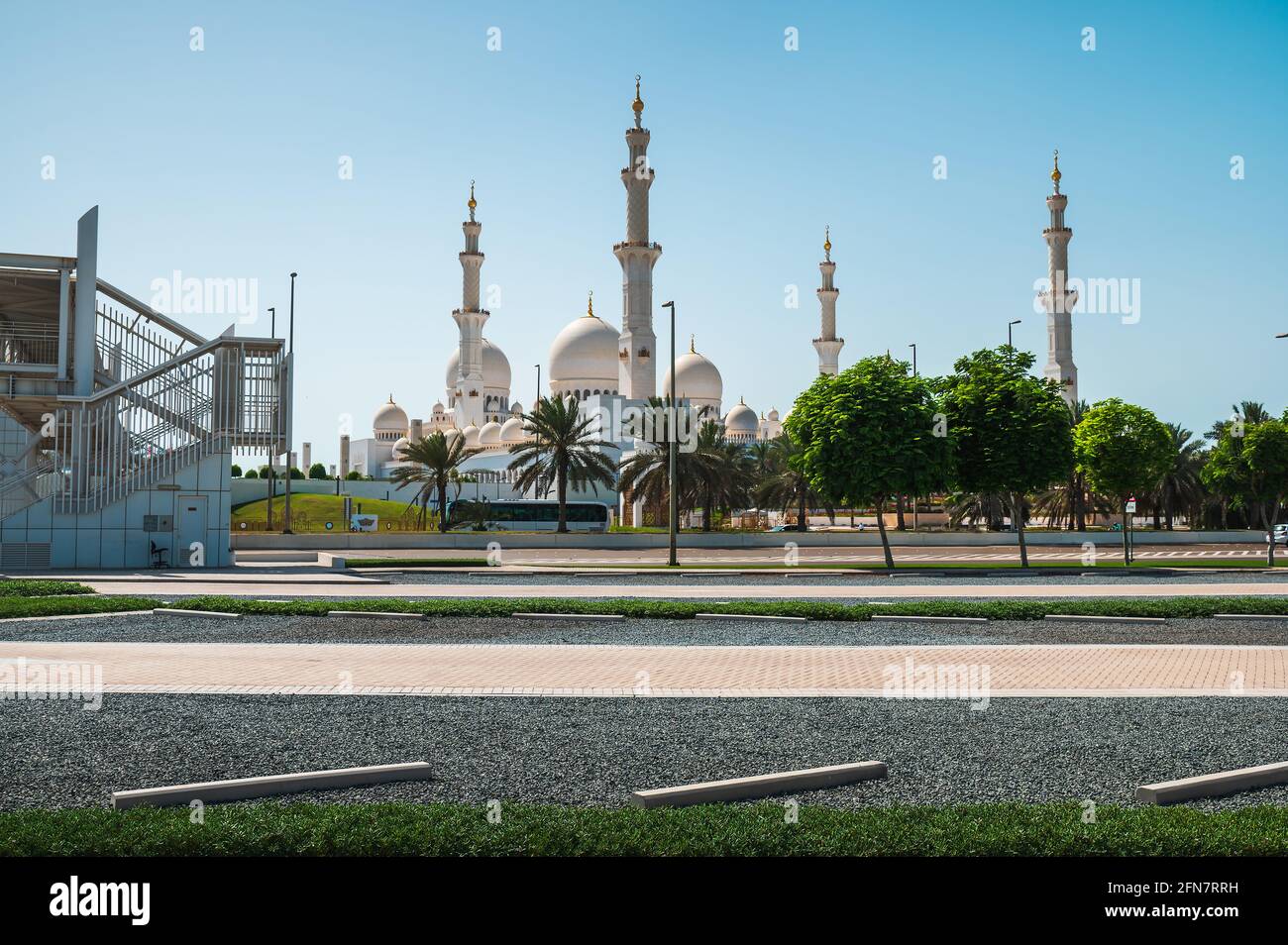 Scheich-Zayed-Moschee in Abu Dhabi, Vereinigte Arabische Emirate an einem sonnigen Tag auf der anderen Straßenseite. Die große Moschee ist die drittgrößte Moschee der Welt Stockfoto
