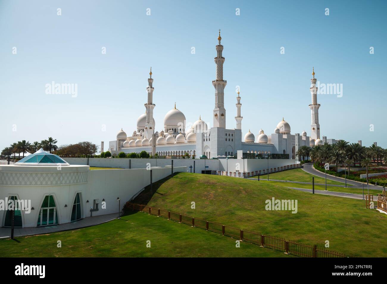 Rückansicht der Scheich-Zayed-Moschee in Abu Dhabi, Vereinigte Arabische Emirate an einem sonnigen Tag von der öffentlichen Überführung aus gesehen. Die große Moschee ist die drittgrößte Stockfoto