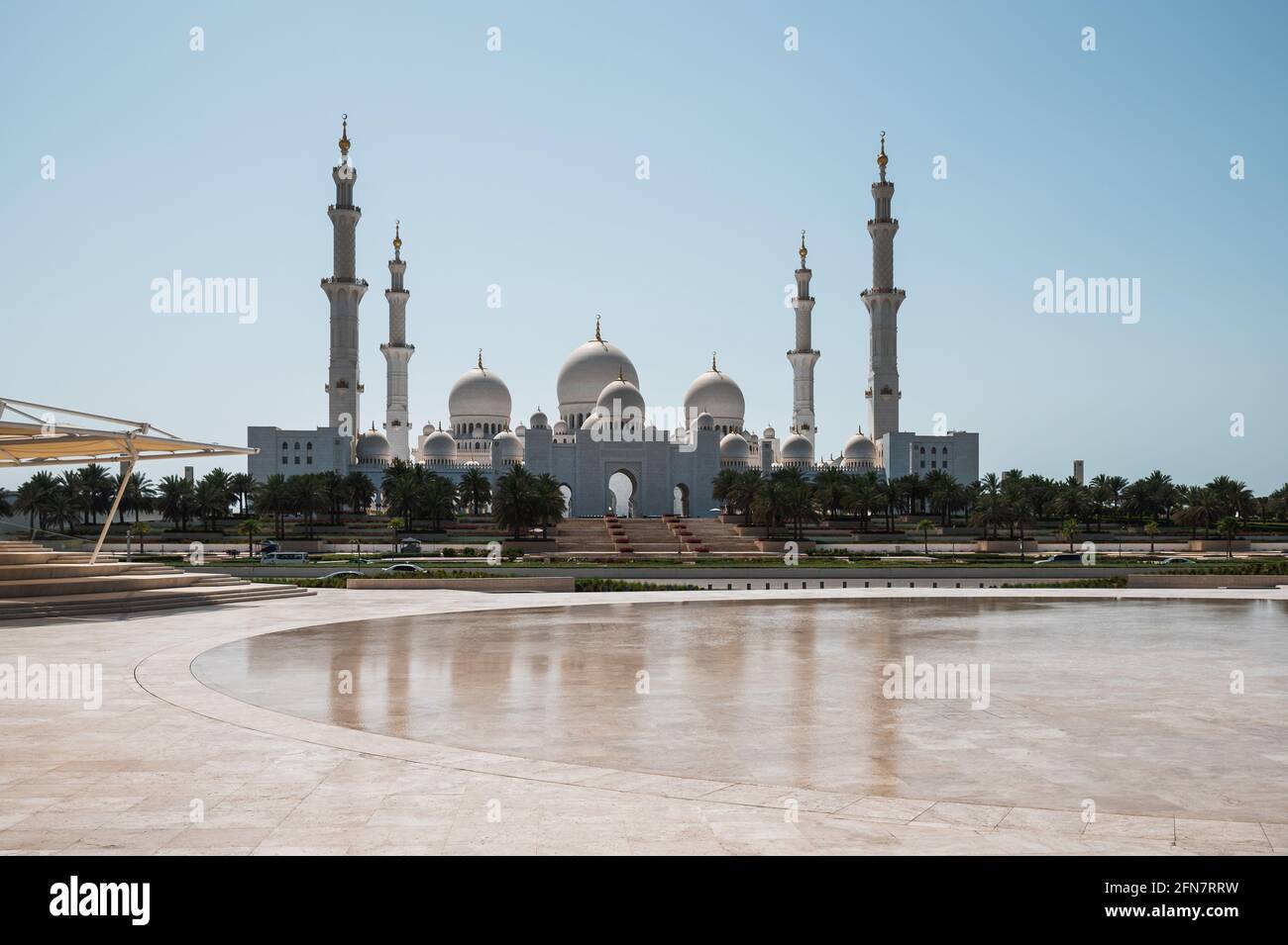 Panoramablick auf die große Moschee von Sheikh Zayed in Abu Dhabi, Vereinigte Arabische Emirate an einem sonnigen Tag. Die große Moschee ist die drittgrößte Moschee der Welt Stockfoto