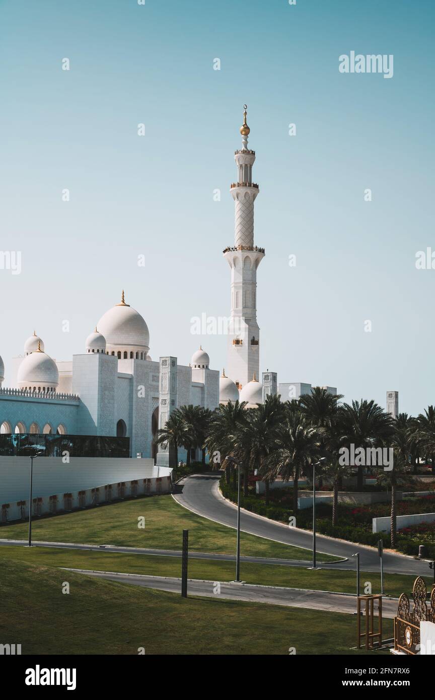 Rückansicht der Scheich-Zayed-Moschee in Abu Dhabi, Vereinigte Arabische Emirate an einem sonnigen Tag von der öffentlichen Überführung aus gesehen. Die große Moschee ist die drittgrößte Stockfoto