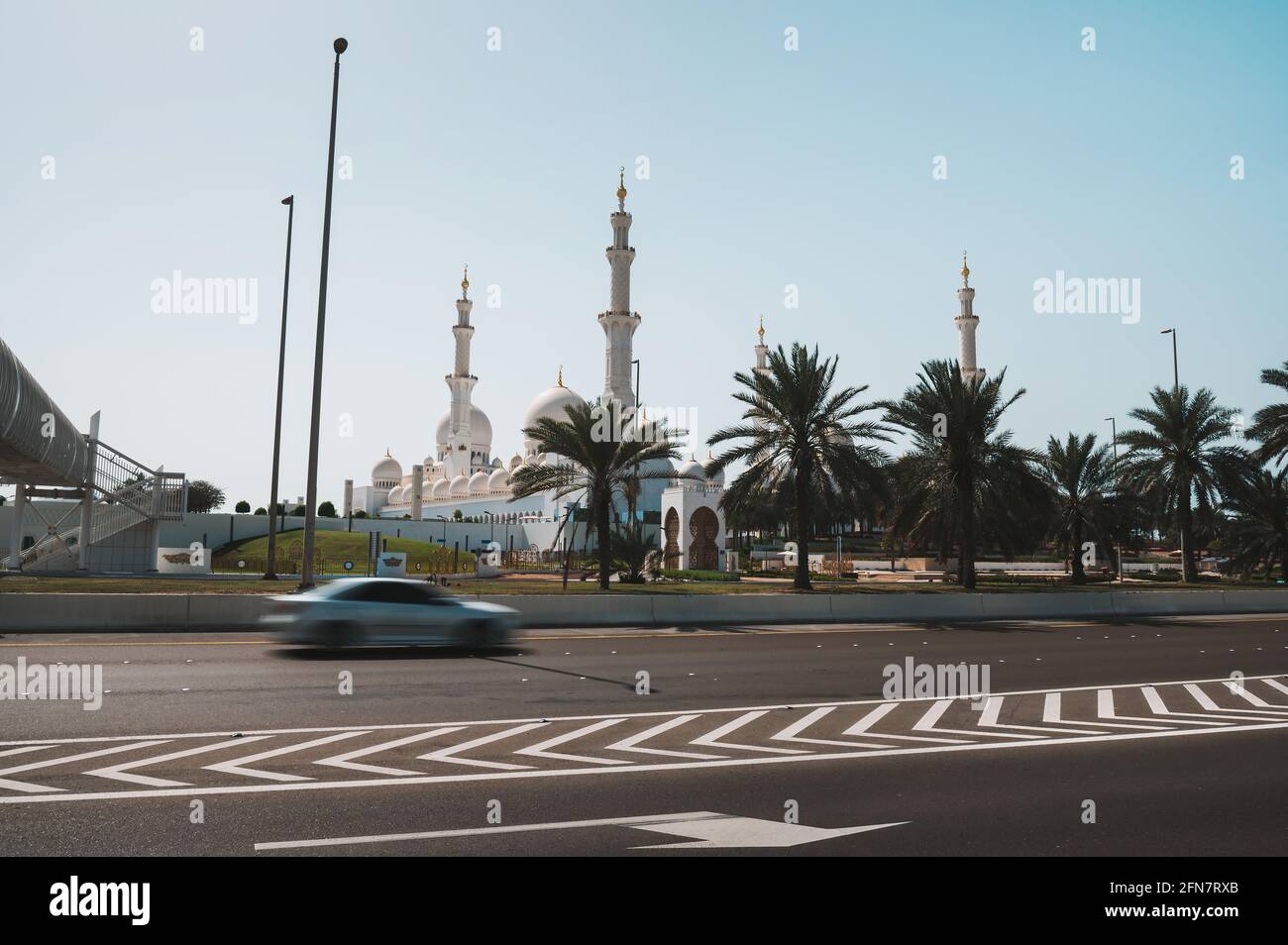 Scheich-Zayed-Moschee in Abu Dhabi, Vereinigte Arabische Emirate an einem sonnigen Tag auf der anderen Straßenseite. Die große Moschee ist die drittgrößte Moschee der Welt Stockfoto