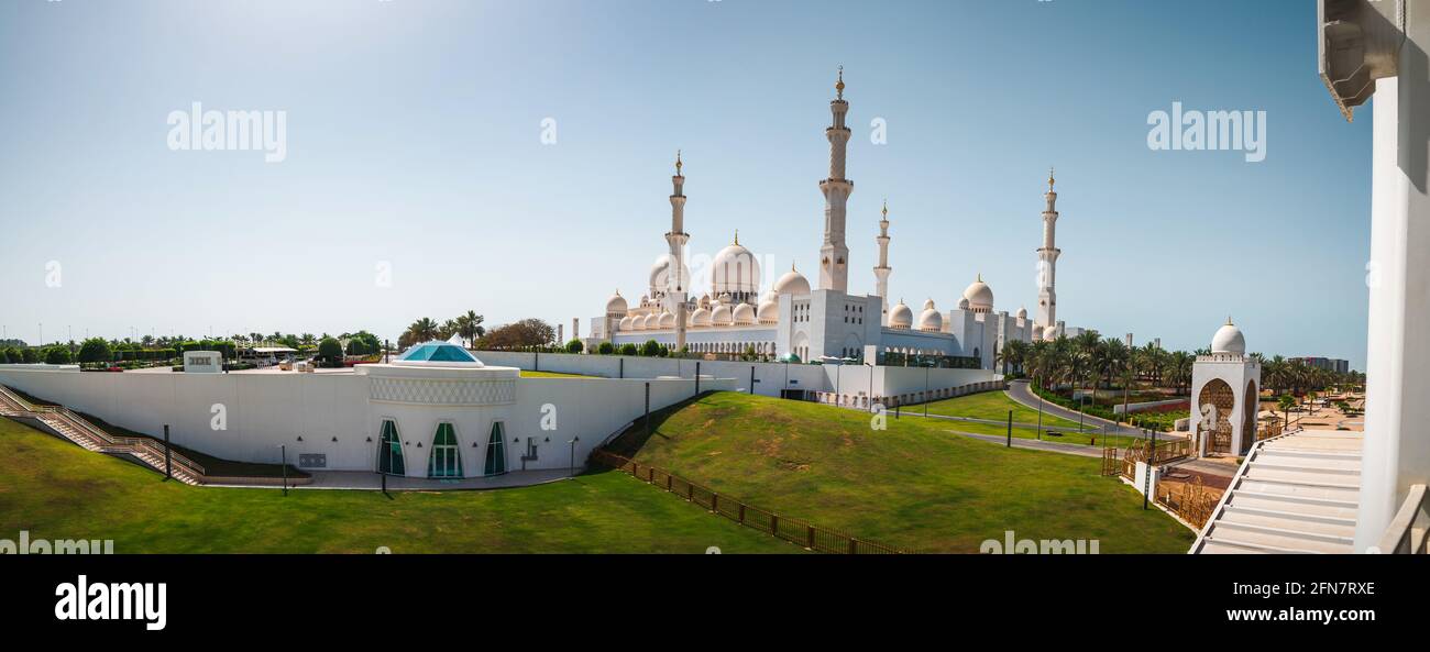 Rückansicht der Scheich-Zayed-Moschee in Abu Dhabi, Vereinigte Arabische Emirate an einem sonnigen Tag von der öffentlichen Überführung aus gesehen. Die große Moschee ist die drittgrößte Stockfoto