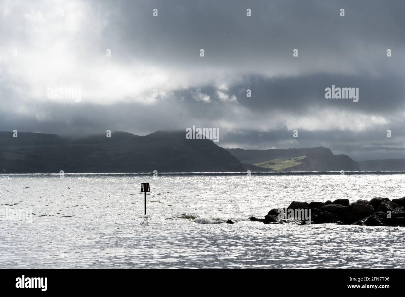 Lyme Regis, Dorset, Großbritannien. Mai 2021. UK Wetter: Brüllender Himmel und dunkle Wolken bringen unbeständiges Wetter an die Jurassic Coast. Für das Wochenende und für die nächste Woche werden ungeklärte Bedingungen prognostiziert. Kredit: Celia McMahon/Alamy Live Nachrichten Stockfoto