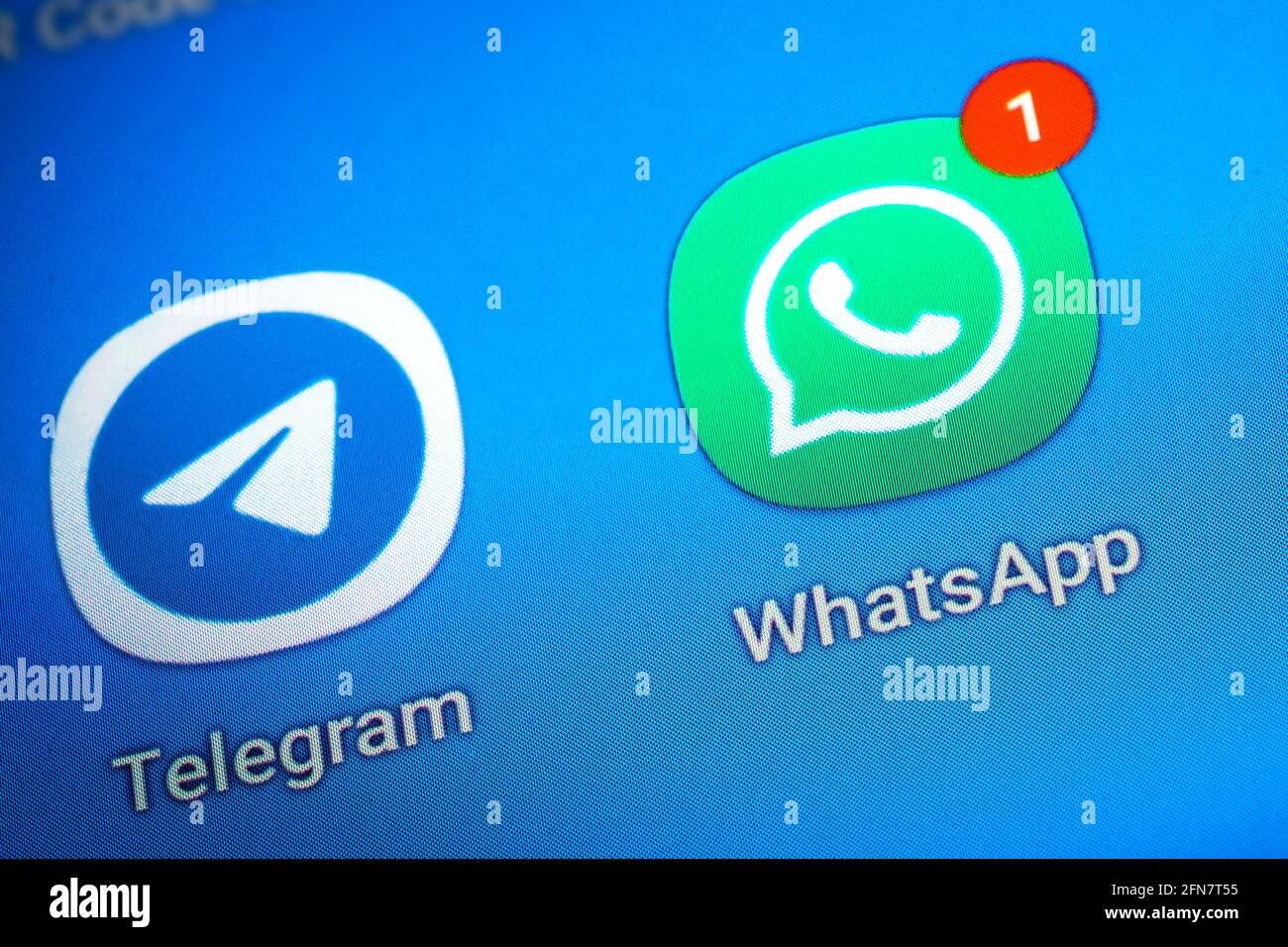 Logos der Social-Media-Messenger-Apps Telegram und WhatsApp Auf dem Bildschirm eines Smartphones Stockfoto