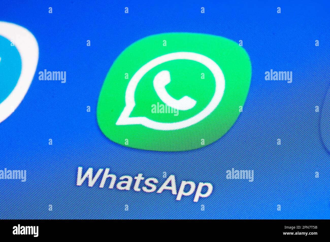 Logo der Social Media Messenger App WhatsApp auf dem Bildschirm eines Smartphones Stockfoto