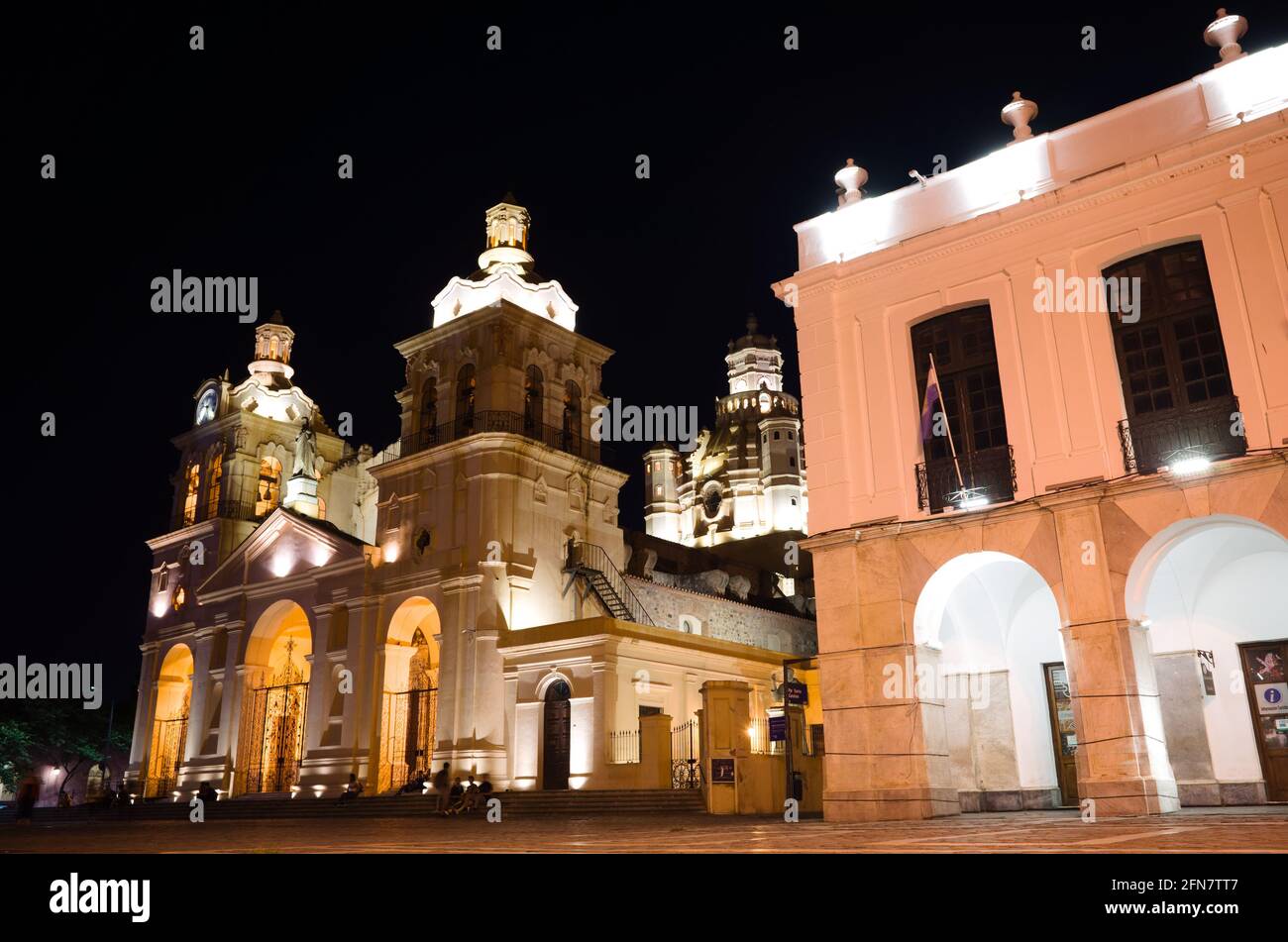 Nachtansicht der Catedral de la Ciudad de Cordoba Gebäude - eine der wichtigsten touristischen Attraktionen in Cordoba, Argentinien. Beleuchtete Kathedrale von Cordoba Stockfoto
