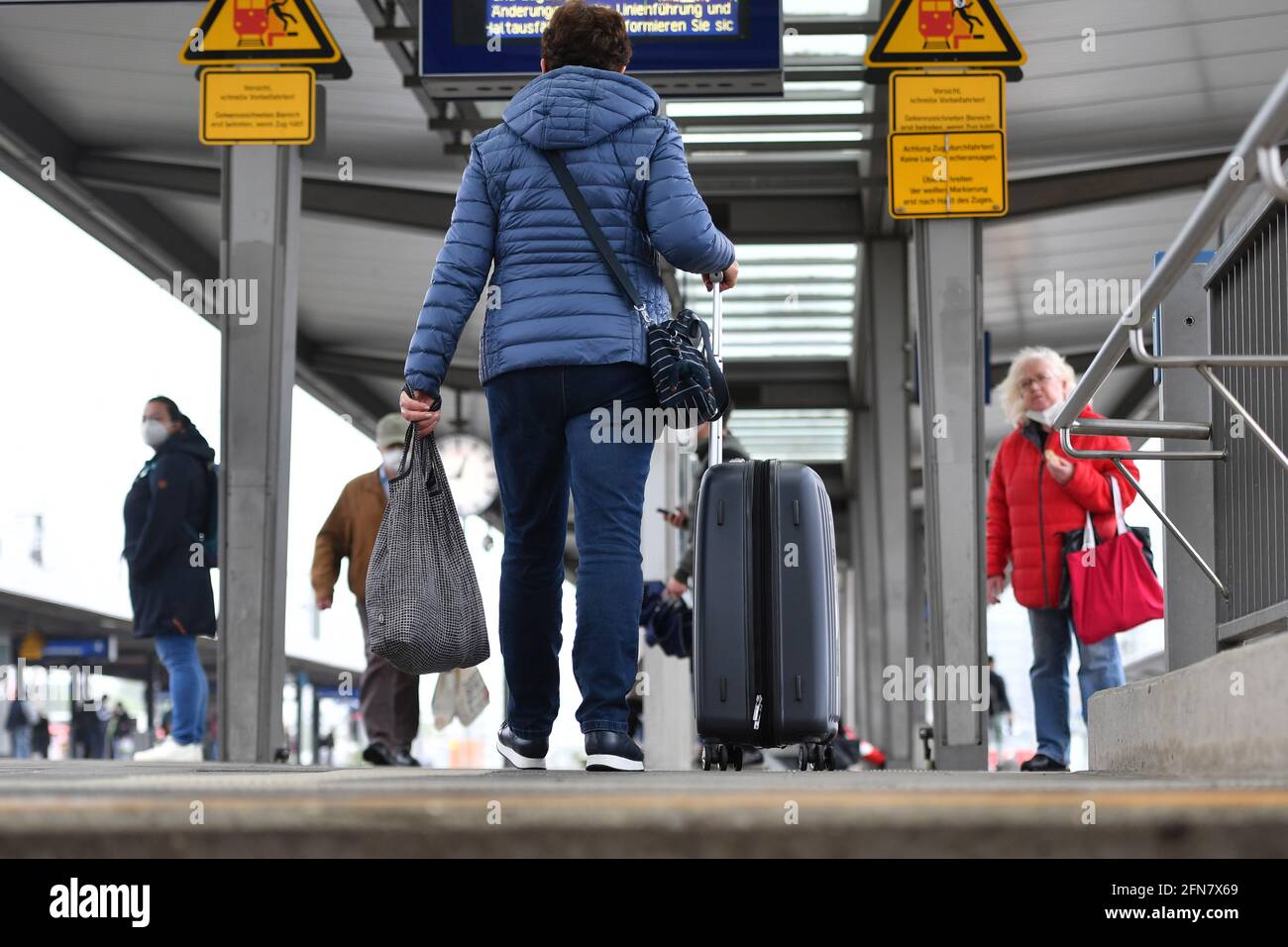 München, Deutschland. Mai 2021. Reisende am Ostbahnhof in München mit Trolley, Gepäck, Bahnsteig, Bahnreisenden. Credit: dpa/Alamy Live News Stockfoto