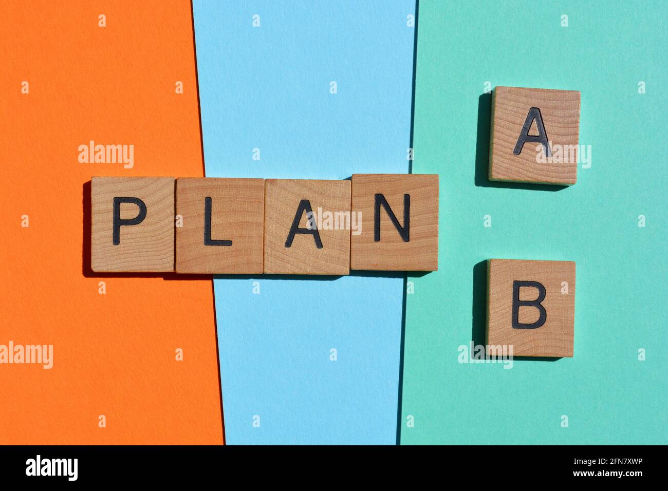 Plan A oder B, Wörter in hölzernen Buchstaben, isoliert auf farbigem Hintergrund Stockfoto