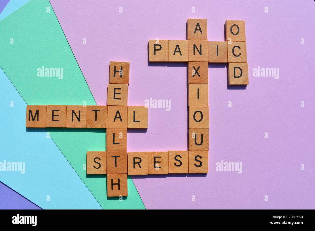 Mental, Gesundheit, Stress, Ängstlich, Panik, OCD, Wörter in Holzalphabet-Buchstaben in Kreuzworträtsel Stockfoto