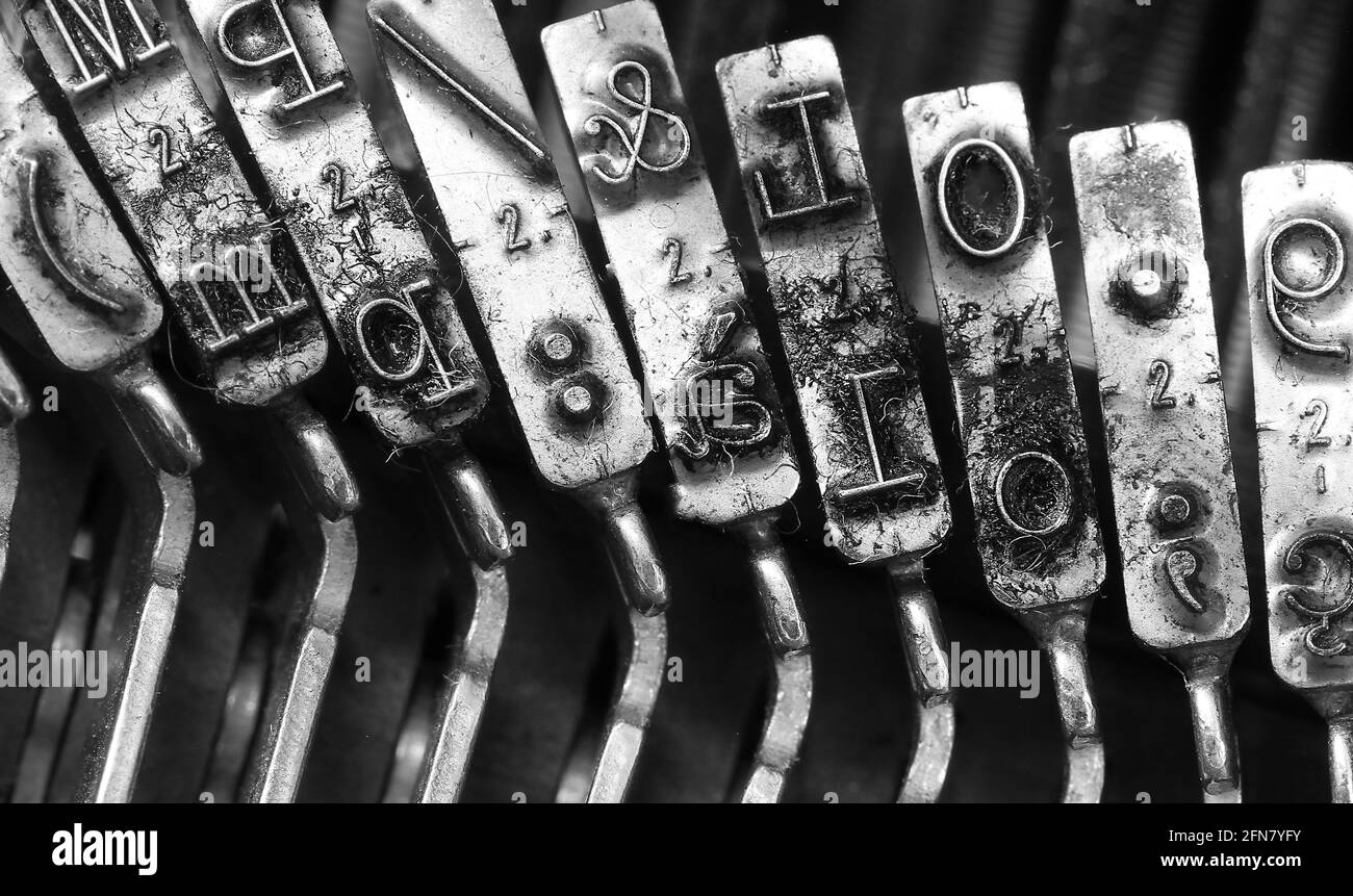 Scheinwerferhämmer einer alten Schreibmaschine, die mit Tinte befleckt war Stockfoto
