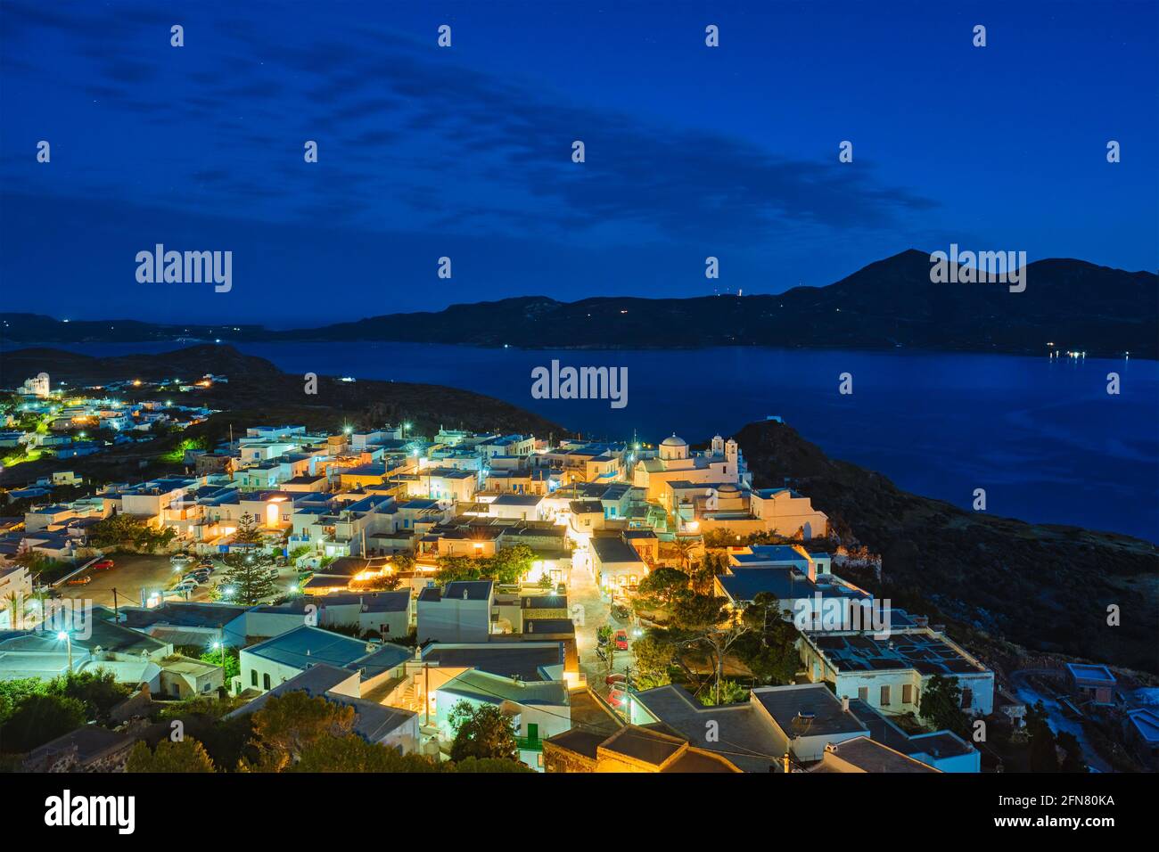 Griechische Stadt Plaka Luftaufnahme am Abend. Insel Milos, Griechenland Stockfoto