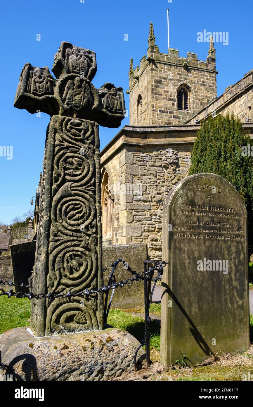 Das angelsächsische Kreuz aus dem 8. Jahrhundert im Kirchhof der St. Lawrence's Church, Eyam, Peak District National Park, Derbyshire Stockfoto