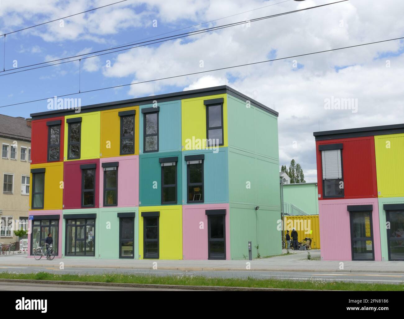 Wohnprojekt in München: Farbige Flachdachcontainer. Lebendes Projekt, genannt kreatives Viertel. Raum für Künstler, Musiker etc. Stockfoto