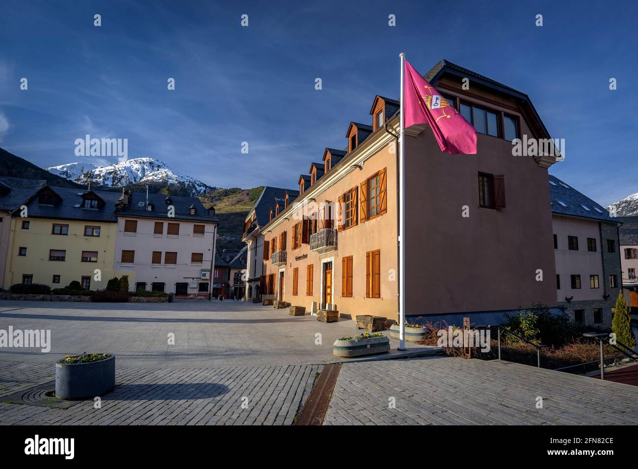 Aran-Flagge und das Gebäude des Conselh Generau d'Aran, in Vielha (Aran-Tal, Katalonien, Spanien, Pyrenäen) Stockfoto