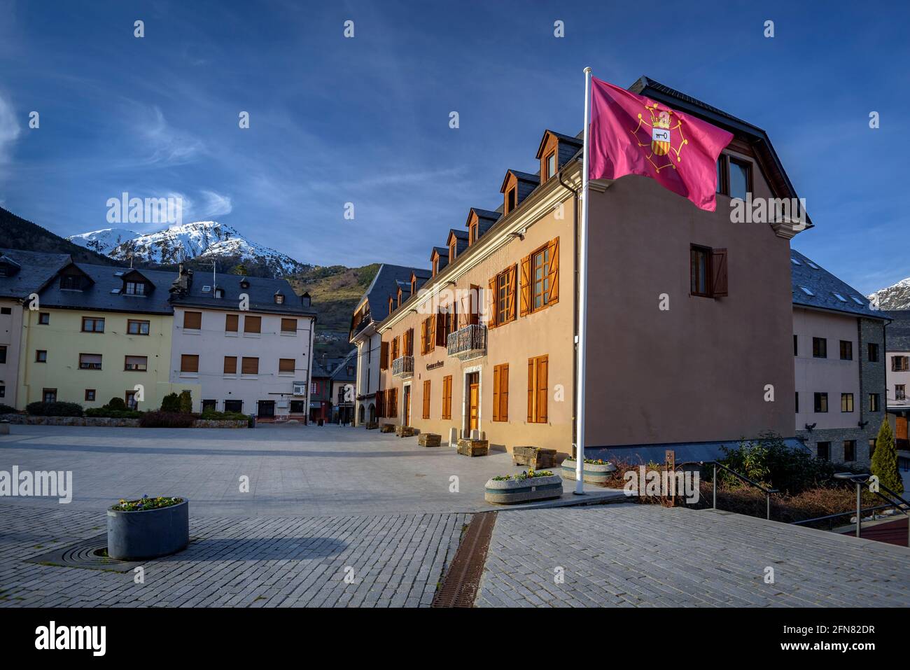 Aran-Flagge und das Gebäude des Conselh Generau d'Aran, in Vielha (Aran-Tal, Katalonien, Spanien, Pyrenäen) Stockfoto