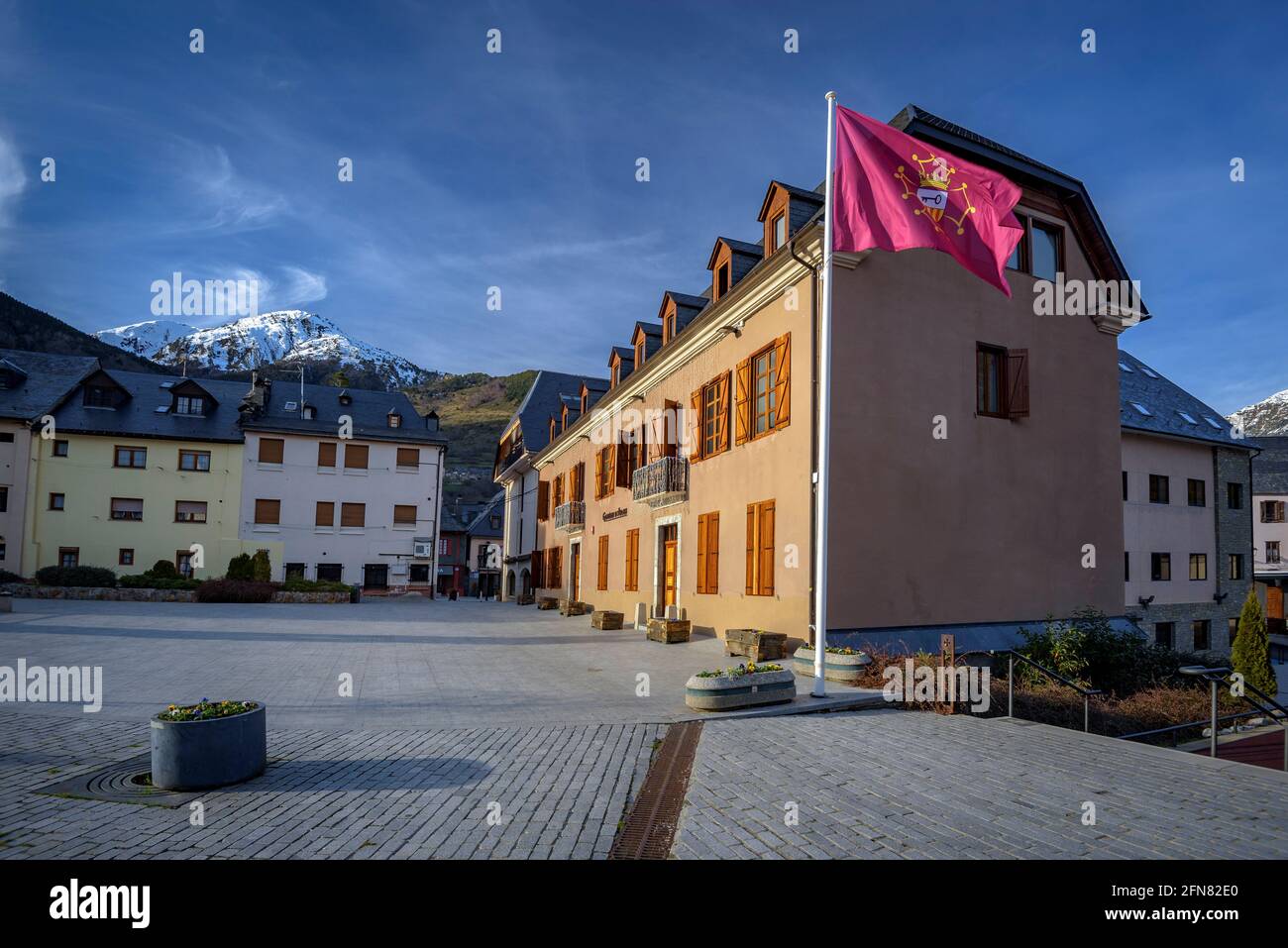 Aran-Flagge und das Gebäude des Conselh Generau d'Aran, in Vielha (Aran-Tal, Katalonien, Spanien, Pyrenäen) Stockfoto