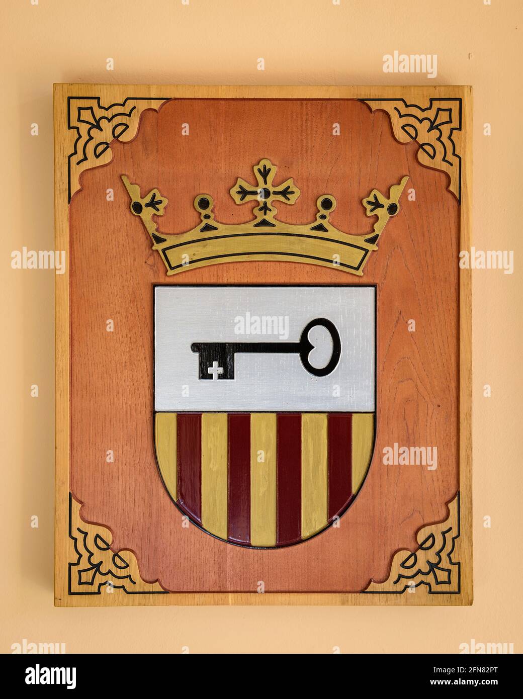 Archiu Istoric Generau d’Aran Gebäude. Schild des Conselh Generau d'Aran (Aran-Tal, Katalonien, Spanien, Pyrenäen) Stockfoto