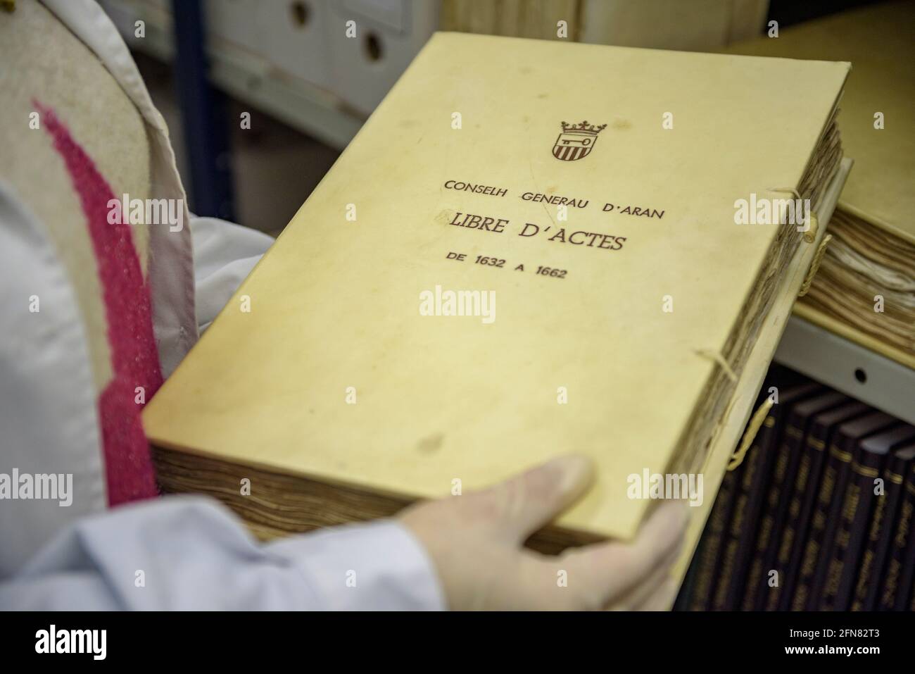 Archiu Istoric Generau d'Aran Gebäude. Minutenbuch des Conselh Generau d'Aran aus dem 17. Jahrhundert (Arán-Tal, Katalonien, Spanien, Pyrenäen) Stockfoto