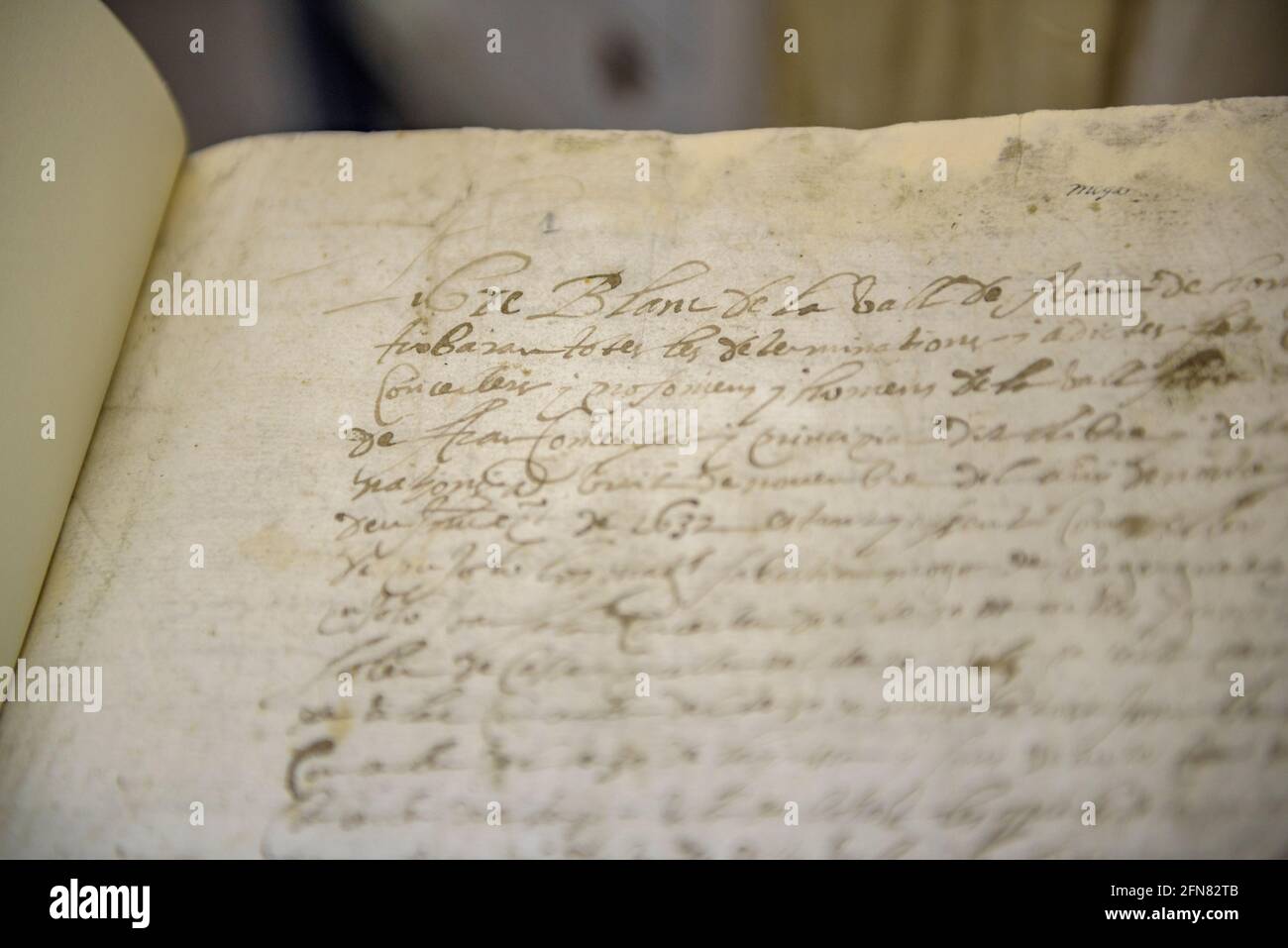 Archiu Istoric Generau d'Aran Gebäude. Minutenbuch des Conselh Generau d'Aran aus dem 17. Jahrhundert (Arán-Tal, Katalonien, Spanien, Pyrenäen) Stockfoto