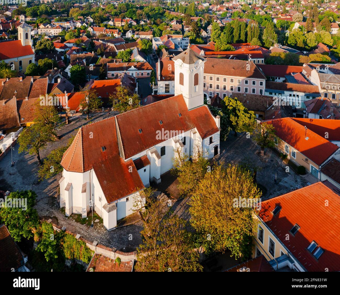 St. John's Parish Church in Szentendre in Ungarn. Erstaunliche Luftaufnahme der Kirche. Dieses Hotel ist Teil einer wunderschönen Innenstadt in der Nähe von Budapest Stockfoto