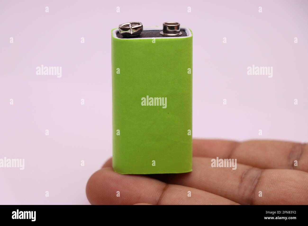 9-v-Akku oder Alkali-Mangan-Batterie mit Platz für Kopien Text auf weißem Hintergrund in der Hand gehalten Stockfoto